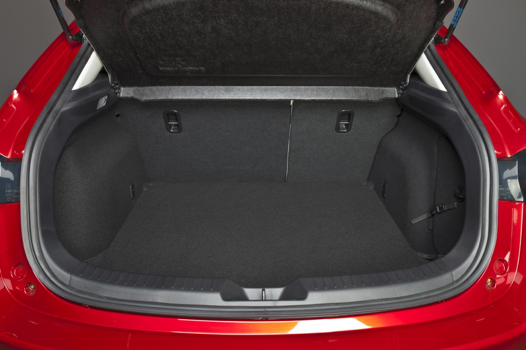 Mazda3_2013_interior_16__jpg72 (1)