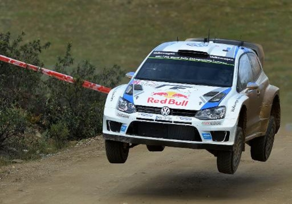 Rallye-du-Portugal-Sebastien-Ogier-VW-Polo-R-en-tete-a-mi-journee_article_popin