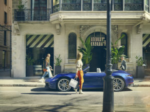 Une pause au volant d’une Porsche