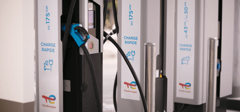 TotalEnergies et Interparking, unis pour des bornes de recharge