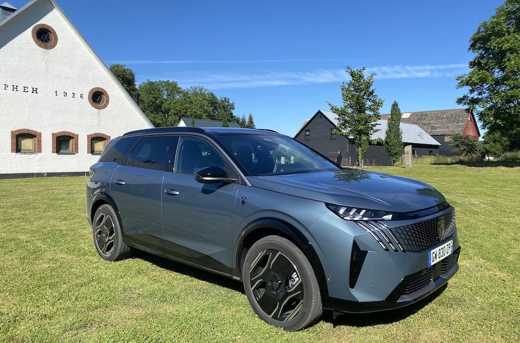 LE  NOUVEAU PEUGEOT E-5008, UNE REFERENCE DANS SA CATEGORIE